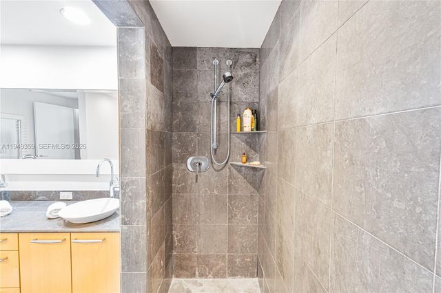 3801 Collins Ave 1105, Miami Beach, FL 33140