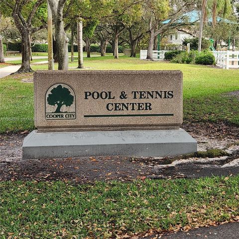 9425 SW 51st Pl, Cooper City, FL 33328