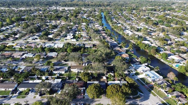 9425 SW 51st Pl, Cooper City, FL 33328