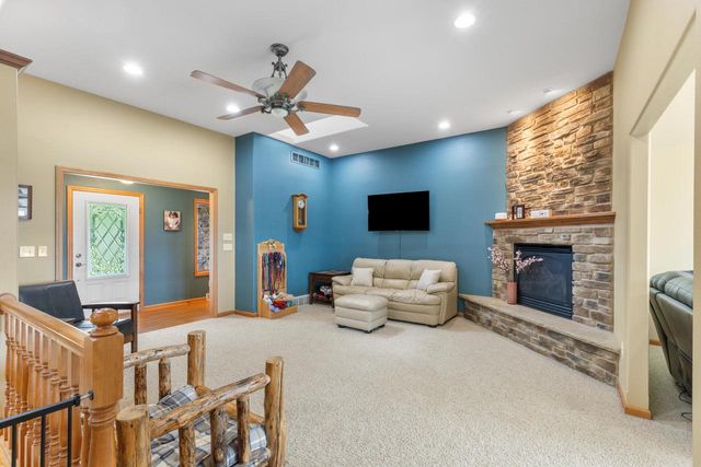 W1967 Mystic COURT, Ixonia, WI 53036