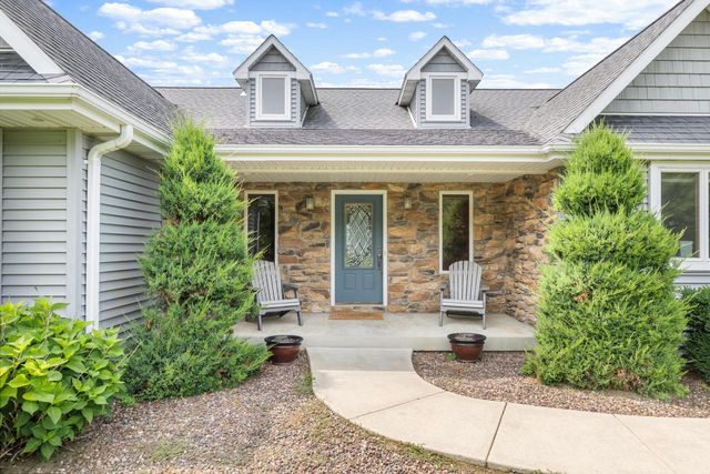 W1967 Mystic COURT, Ixonia, WI 53036