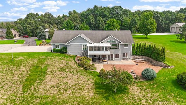 W1967 Mystic COURT, Ixonia, WI 53036