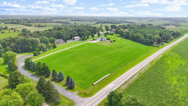 W1967 Mystic COURT, Ixonia, WI 53036