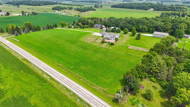 W1967 Mystic COURT, Ixonia, WI 53036