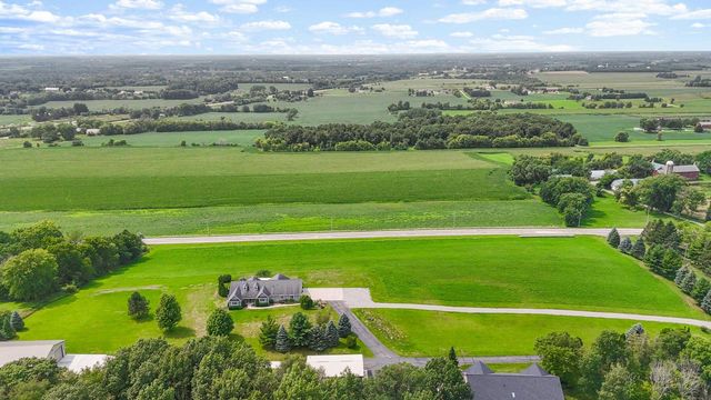 W1967 Mystic COURT, Ixonia, WI 53036