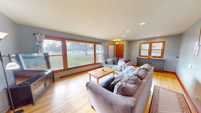 504 19th Avenue SW, Willmar, MN 56201