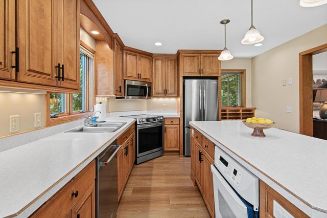 12852 Essex Way, Apple Valley, MN 55124