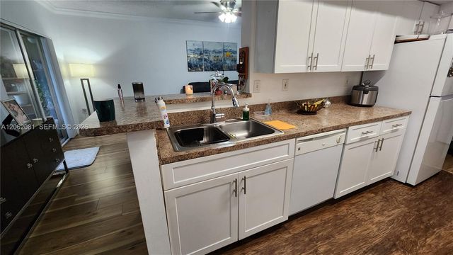11601 SW 2nd St 21202, Pembroke Pines, FL 33025