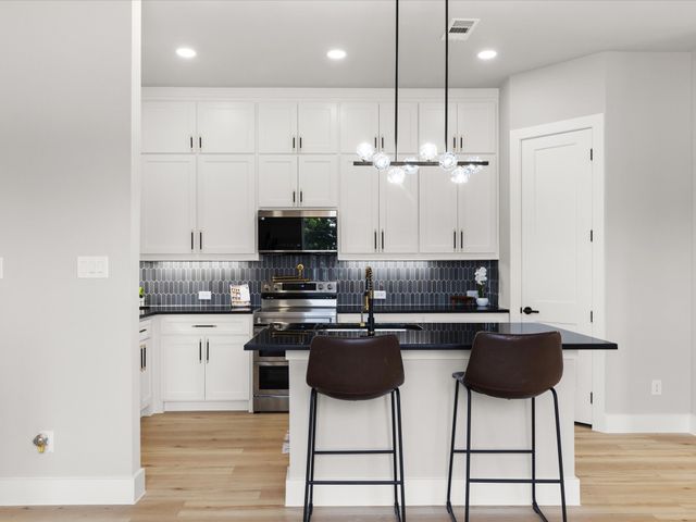 2133 Amanda Avenue, Fort Worth, TX 76105