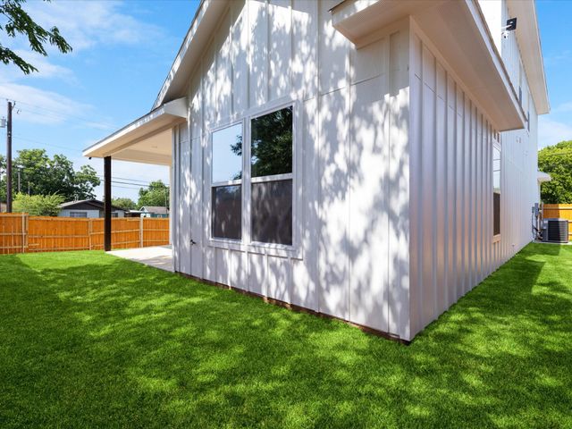 2133 Amanda Avenue, Fort Worth, TX 76105
