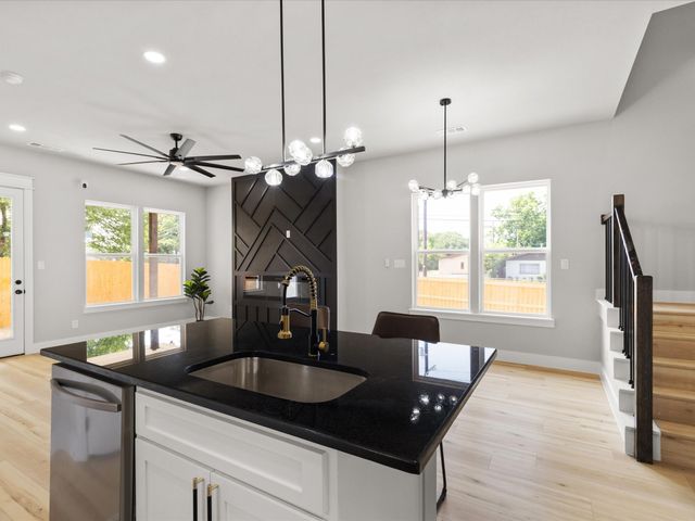 2133 Amanda Avenue, Fort Worth, TX 76105