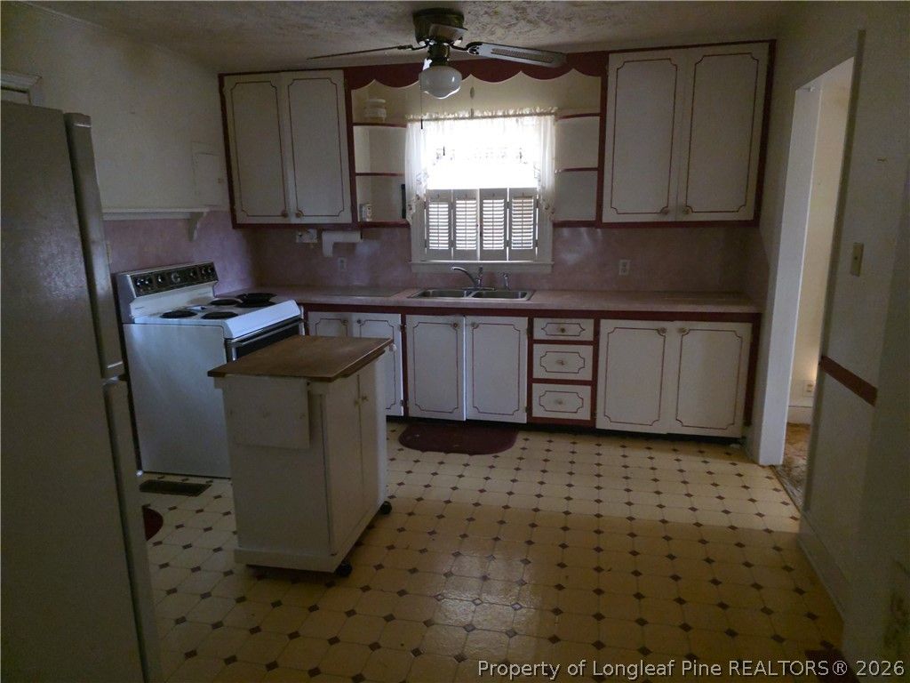 407 North Edinborough Street, Red Springs, NC 28377 — photo 7