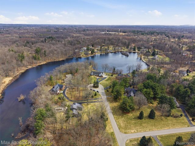 4009 Dabish Drive, Lake Orion Village, MI 48362
