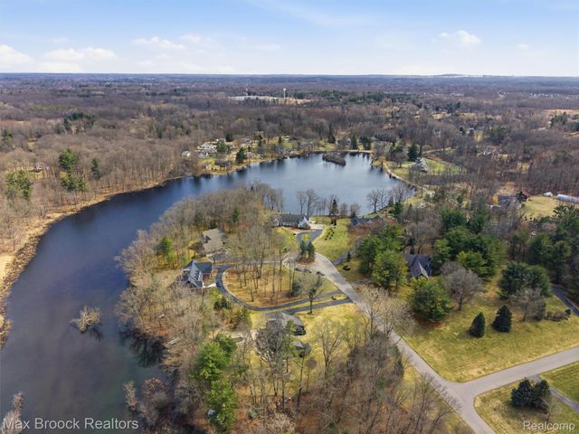 4009 Dabish Drive, Lake Orion Village, MI 48362