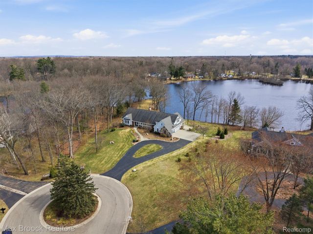 4009 Dabish Drive, Lake Orion Village, MI 48362