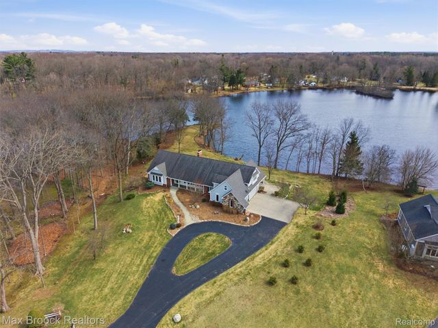 4009 Dabish Drive, Lake Orion Village, MI 48362