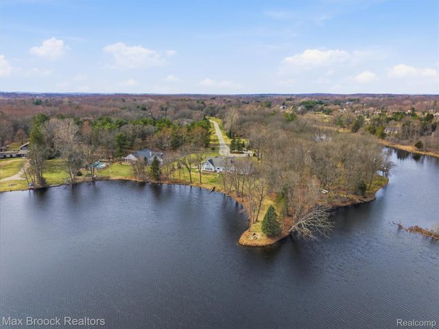 4009 Dabish Drive, Lake Orion Village, MI 48362