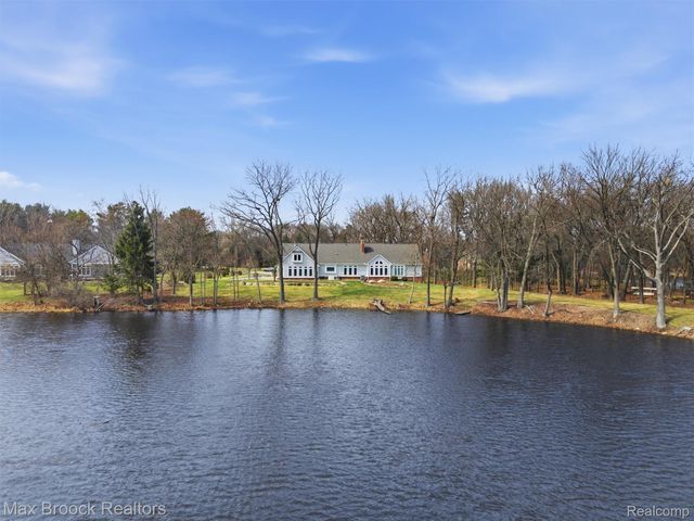 4009 Dabish Drive, Lake Orion Village, MI 48362