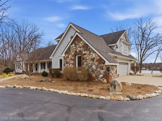 4009 Dabish Drive, Lake Orion Village, MI 48362