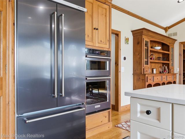 4009 Dabish Drive, Lake Orion Village, MI 48362