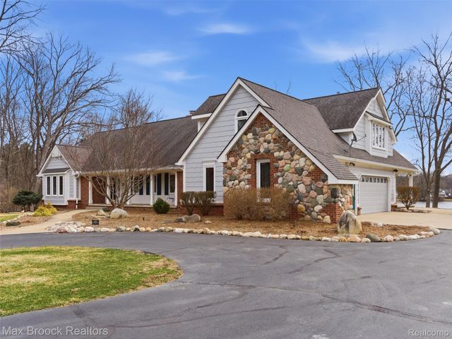 4009 Dabish Drive, Lake Orion Village, MI 48362