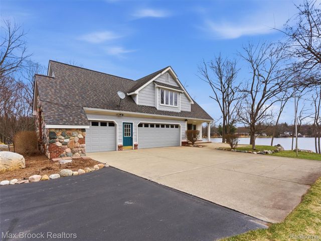 4009 Dabish Drive, Lake Orion Village, MI 48362