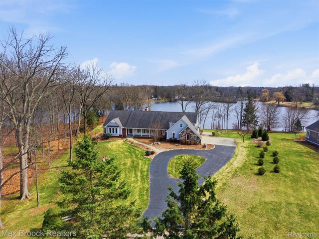 4009 Dabish Drive, Lake Orion Village, MI 48362