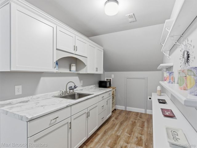 4009 Dabish Drive, Lake Orion Village, MI 48362