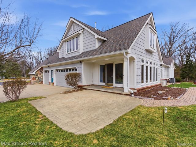 4009 Dabish Drive, Lake Orion Village, MI 48362