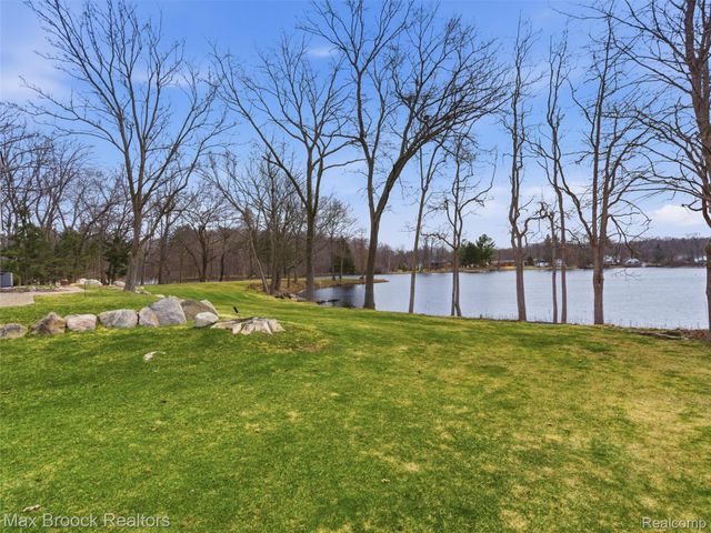 4009 Dabish Drive, Lake Orion Village, MI 48362