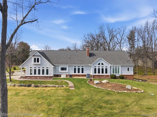 4009 Dabish Drive, Lake Orion Village, MI 48362