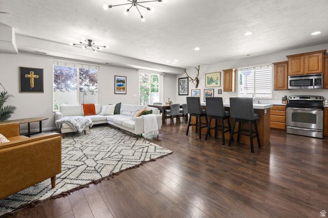 1077 N BELLINGHAM CT, North Salt Lake, UT 84054