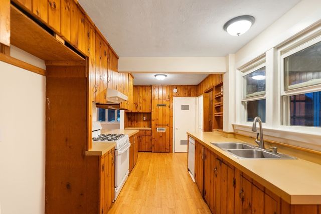 5 Wampanoag Dr, Fairhaven, MA 02719