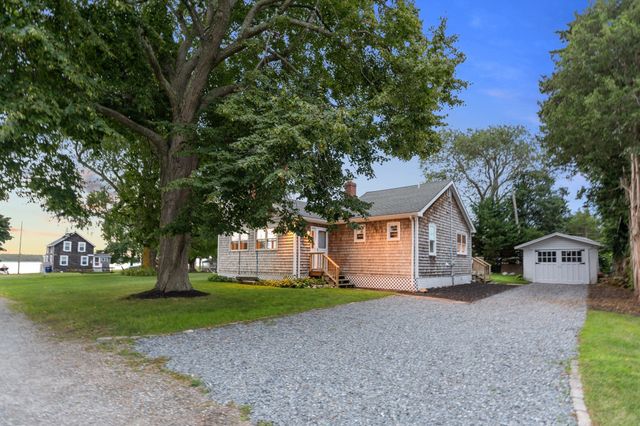5 Wampanoag Dr, Fairhaven, MA 02719