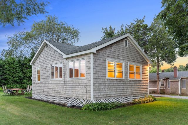 5 Wampanoag Dr, Fairhaven, MA 02719