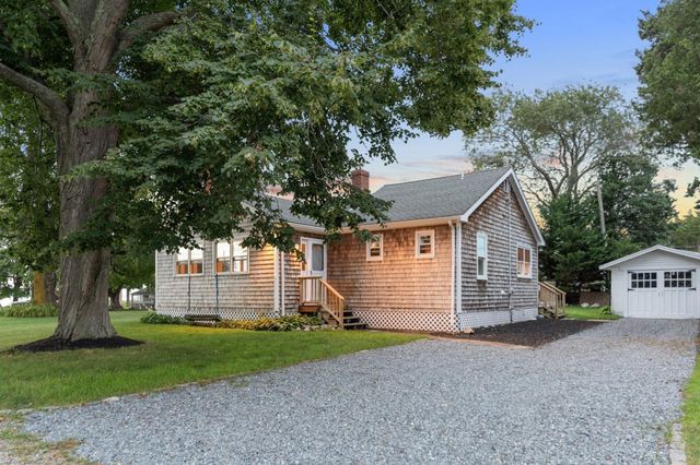 5 Wampanoag Dr, Fairhaven, MA 02719