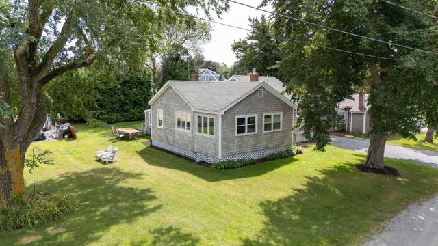 5 Wampanoag Dr, Fairhaven, MA 02719