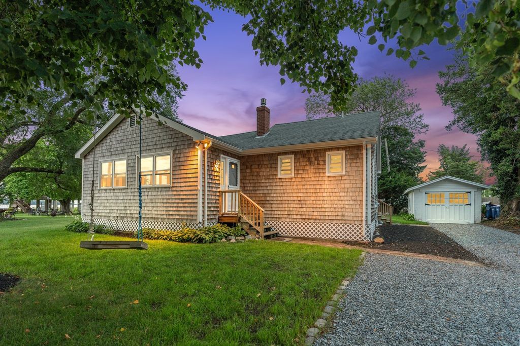 5 Wampanoag Dr, Fairhaven, MA 02719