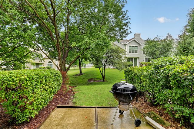 1615 Woodcrest Circle, Mundelein, IL 60060