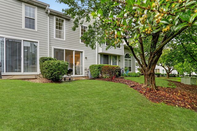 1615 Woodcrest Circle, Mundelein, IL 60060