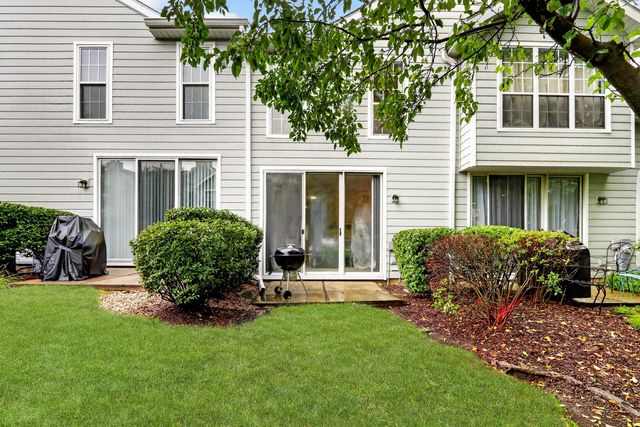 1615 Woodcrest Circle, Mundelein, IL 60060