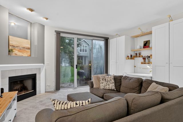 1615 Woodcrest Circle, Mundelein, IL 60060