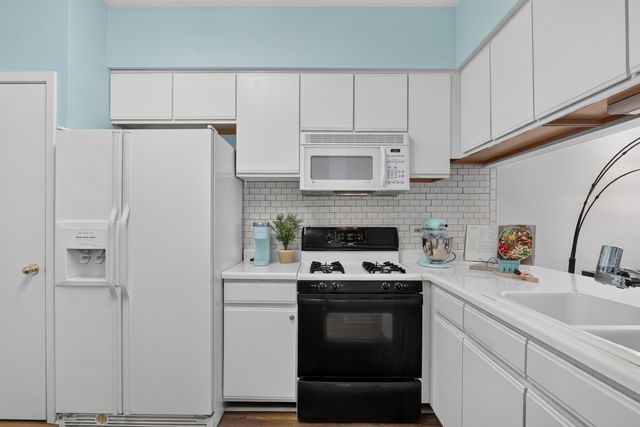 1615 Woodcrest Circle, Mundelein, IL 60060