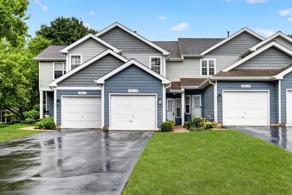 1615 Woodcrest Circle, Mundelein, IL 60060