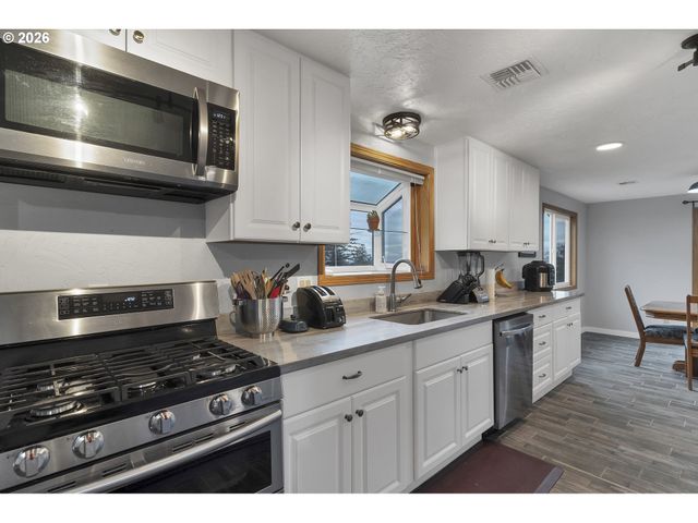 33844 SUNNYVIEW Dr Ne, Albany, OR 97322