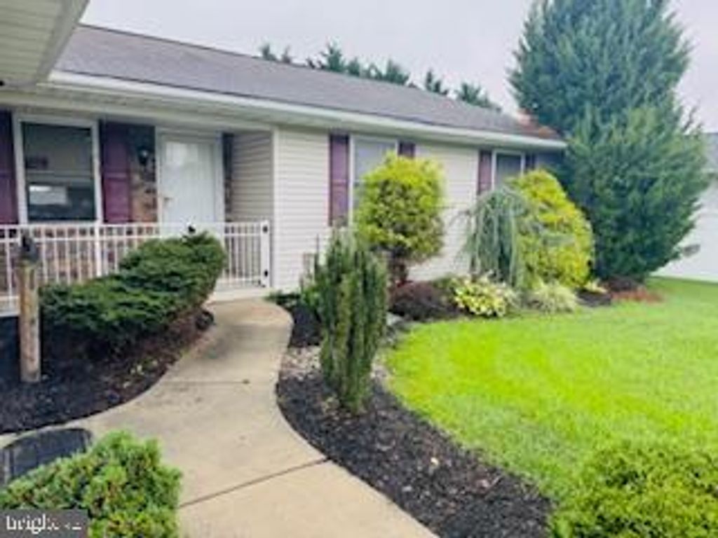24 COTTAGE LN, Newmanstown, PA 17073