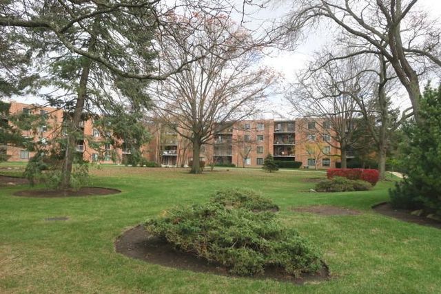 1605 E Central Road 322C, Arlington Heights, IL 60005