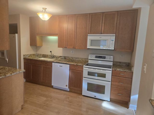 1605 E Central Road 322C, Arlington Heights, IL 60005