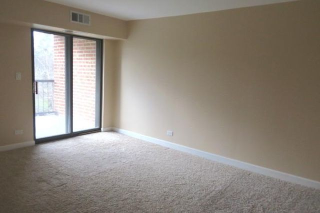 1605 E Central Road 322C, Arlington Heights, IL 60005