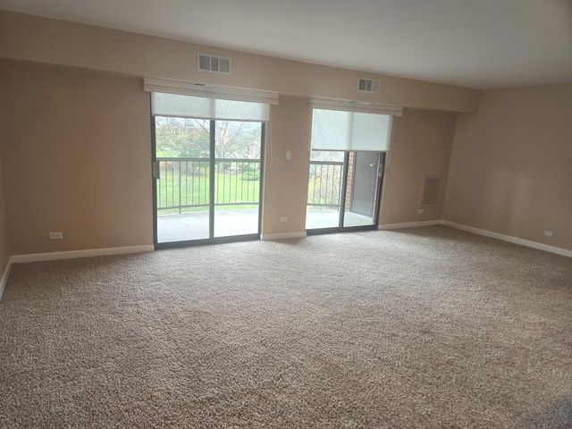 1605 E Central Road 322C, Arlington Heights, IL 60005